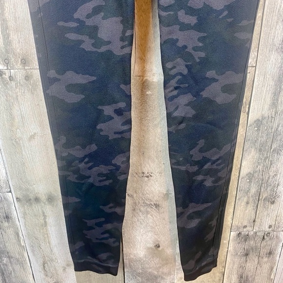 SPANX Look At Me Now Green Camo Leggings Size Small. - Picture 8 of 16